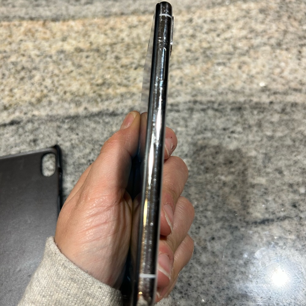 Unlocked iPhone X 256gb with case - Picture 4 of 8